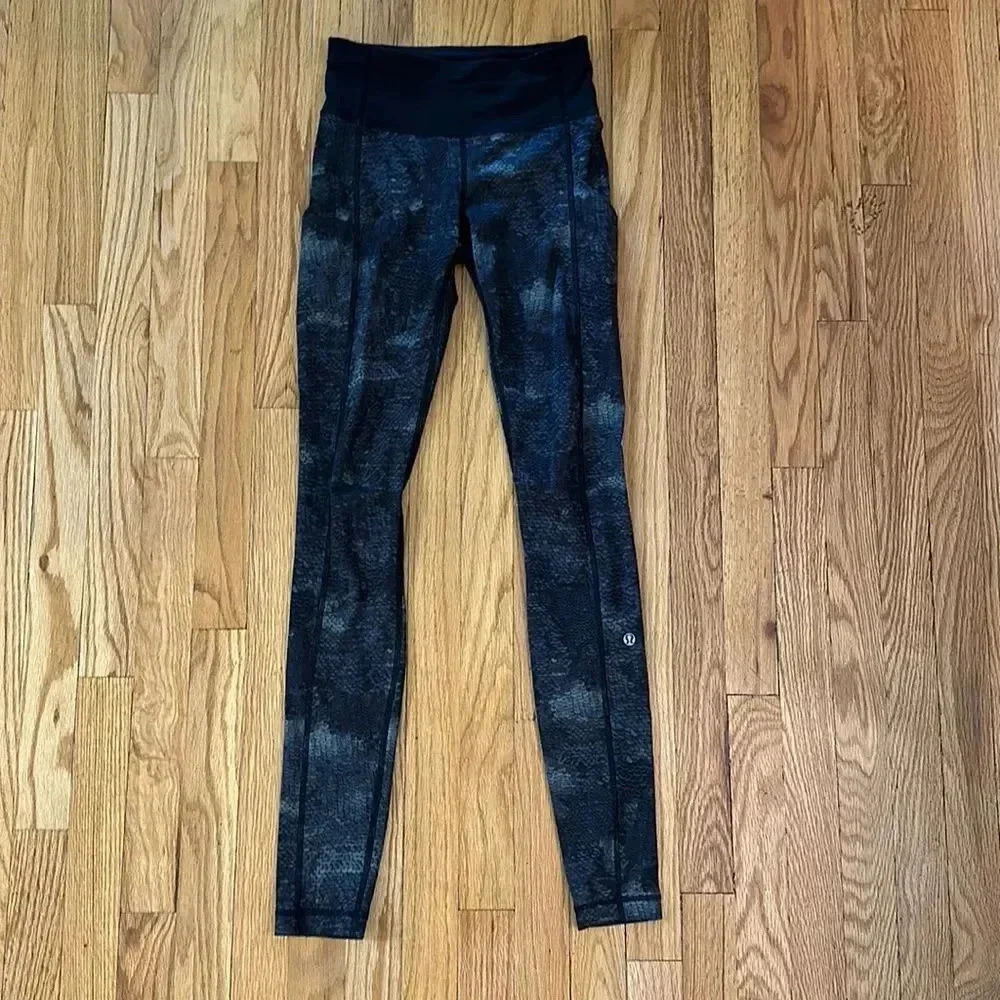Lululemon sz 2 Speed Tight II *Full-On Luxtreme
Sequin Snake Slate Black / Black